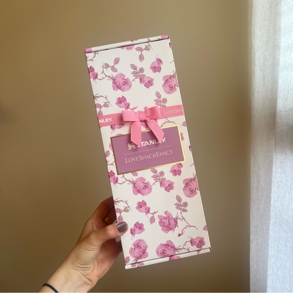 STANLEY X LOVESHACKFANCY ALL DAY SLIM BOTTLE 20 OZ | Ribbon Rosa - Picture 2 of 5